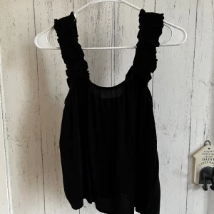 Svart topp - Super gulligt linne med tjockare, lite skrynklade band😊