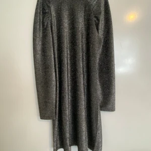 Klänning  - Skriv för info 