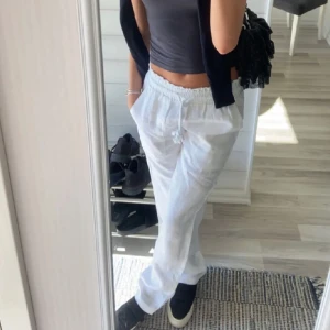 Sjukt snygga linne byxor! - Dem är i mycket bra sckik, säljer därför jag har ett par till. Köpte för 550kr 💗