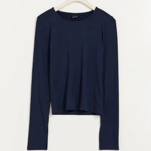 Soft touch tröja - Kommer inte till användning💙slits i ärmarna, frakt tillkommer👍🏼