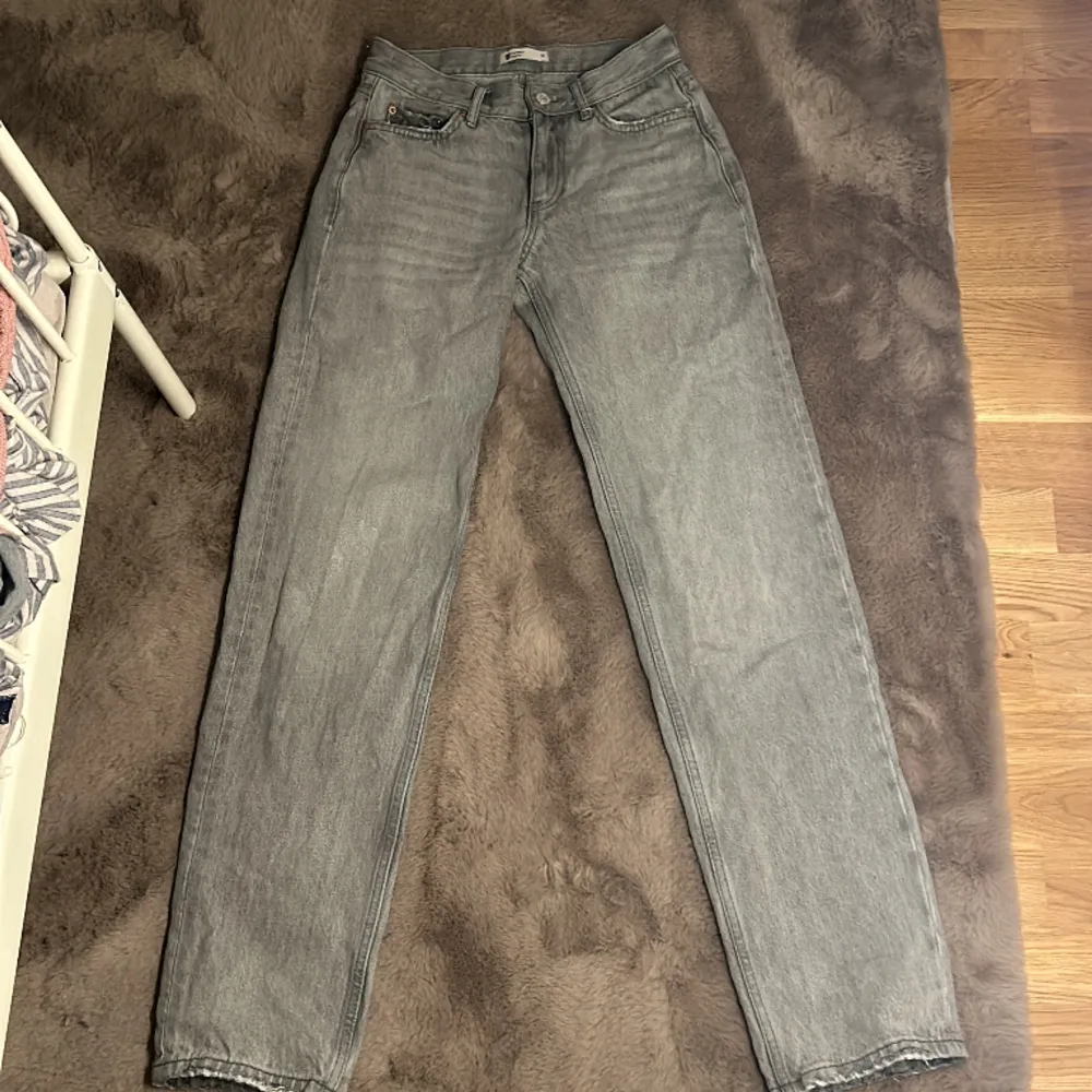 Ett par jätte snygga Low waist jeans från Gina tricot💕 Dom är exakt som nya. Första bilden är lånad från tjejen jag köpte jeansen ifrån innan. Säljer då dom var för långa för mig därav har jag inte använt dom🙌🏽 kom privat för fler bilder.. Jeans & Byxor.
