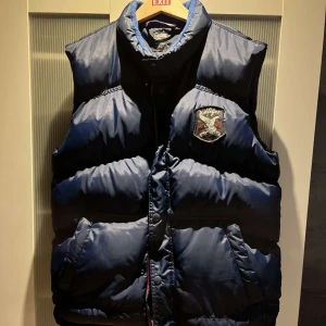 Tommy hilfiger vest  - Det är en väldigt tjock vest och håller värme bra, använd enstaka gånger alltså väldigt bra skick. Priset är väldigt flexibelt