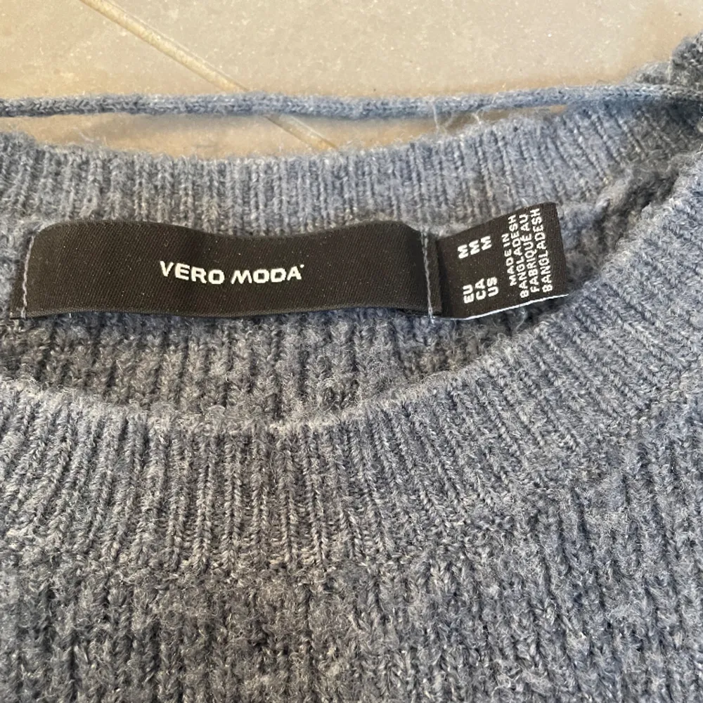 Fin kortärmad stickad tröja från Vero Moda. Tröjan är i superbra skick och i storlek M men den är liten i storleken.. Stickat.
