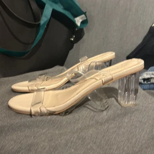 Klackskor ifrån shein st 40 - Säljer dessa då jag inte använd dom någon gång, nypris 150kr, jag säljer dessa för 75kr plus eventuell frakt om vi inte möts upp i Norrköping.