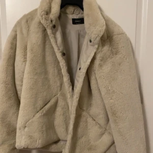 Trendig pälsjacka - Pälsjacka ifrån only. Inte äkta päls. Jackan är lagom varm och perfekt inför vår/höst.  Använd ett fåtal gånger och har inga defekter. Pris går att diskuteras! :)