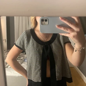 bolero - söt randig bolero, så fin med ett gulligt linne under!☺️☺️☺️