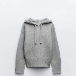 Säljer denna super fina, populära stickade hoodien från zara som just nu är slutsåld💕aldrig använd och i helt nyskick. Skriv för fler bilder eller vid funderingar🥰