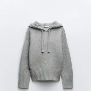 Säljer denna super fina, populära stickade hoodien från zara som just nu är slutsåld💕aldrig använd och i helt nyskick. Skriv för fler bilder eller vid funderingar🥰