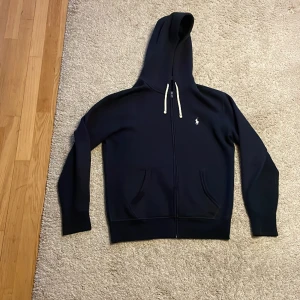 Polo tröja - Sick på tröjan är typ en 9/10 och det är stl s men den är lite kort på midjan. Köpte den för 1199kr men säljer för 500 på grund av att den är lite liten på mig. Har haft den i typ fem månader