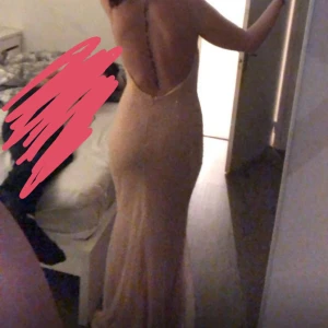 Balklänning  - Balklänning i ljusrosa med pärlor över hela klänningen. Fin Öppen i ryggen Uppsydd för en kort tjej 150-160 lång.  Storlek 34