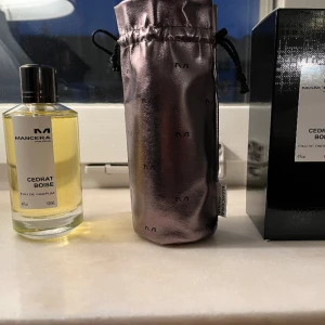 Mancera Cedrat boise 120ml - Helt ny Cedrat Boise av franska nichemärket Mancera. Full presentation, vilket innebär att box samt påse ingår. Parfymen köptes i januari för originalpriset 1500kr på Manceras webbsida. Doften passar året runt och är särskilt bra nu till sommaren. 