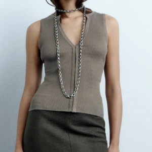 Zara topp - Oanvänd slutsåld zara topp. 250 kr inkl. frakt. Betalning sker via Swish. Fraktar endast. 