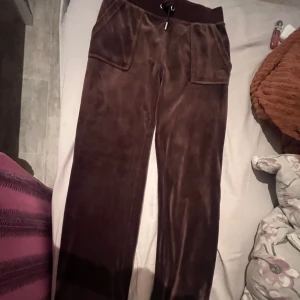 Juicy byxor - Säljer mina fina byxor eftersom att jag vill köpa nya. Original pris: 1200kr. Kan sänka priset vid snabb affär.