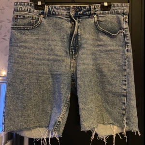 Shorts från Only🤍 - Dessa fina shorts från only har använts 4-5 ggr. De är för stora för mej och tyvärr så behövs nya köpas istället. Sitter skönt och fin modell på dom 