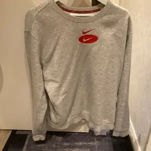 Säljer nu denna snygga Nike sweatshirten, skicket är väldigt bra då den knappt har använts. Stl M.