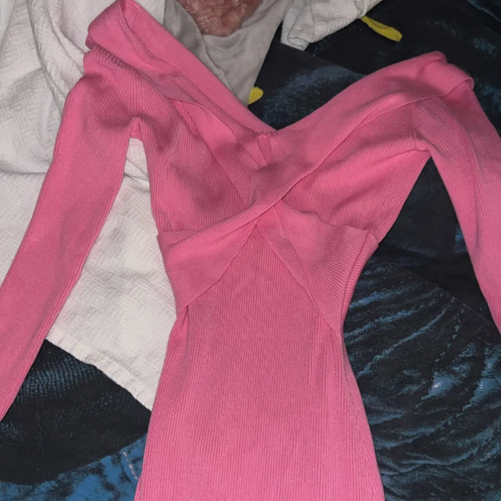 Rosa stradivarius klänning köpt för ett halvår sedan till en fest. Anständig 1 gång. Ny skick❤️. Klänningar.
