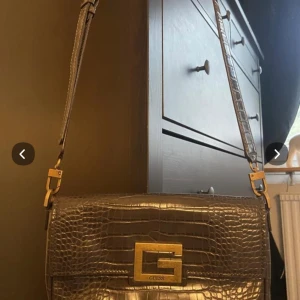 Guess - Fin Guess väska kommer även med kort handtag.