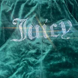Snygga gröna juisy couture byxor i fint skick. Använt ett fåtal gånger. Kommer inte till användning. 💚