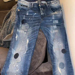Philipp plein Jeans - äkta philipp plein jeans storlek 33 amerikansk storlek unger fär stolek M på kille