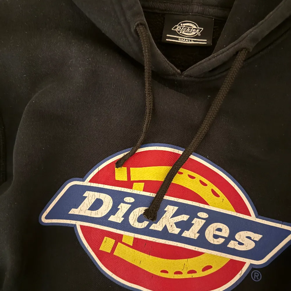 Dickies hoodie i strl S , Säljs då det inte är min stil längre, kom privat om du vill ha böttre bilder. Hoodies.