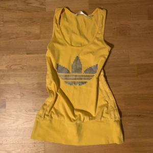 Adidas linne - Gult adidas linne med sträck på sidorna, fint skick storlek M