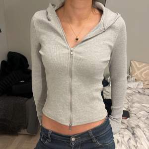Säljer denna zip hoodie från weekday