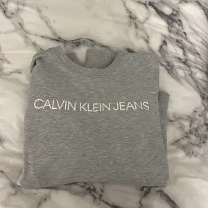 Säljer denna Calvin Klein tröja då den inte kommer till användning! Jätte bra skick och endast använd 2 ggr! 