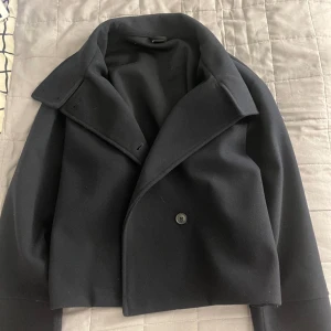 Kappa mörkblå - Säljer mörkblå kappa från GinaTricot storlek S. Använt cirka 3-4 gånger tyvärr. Rekommenderar