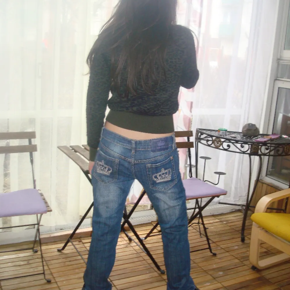Så dö snygga victoria beckham jeans med tryck på fickorna 🤍😍😍. Jeans & Byxor.