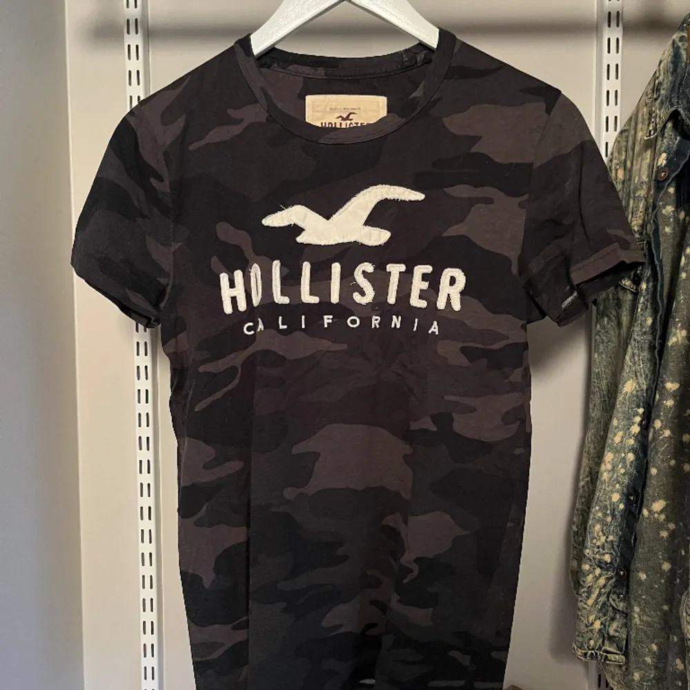 Camouflage Hollister t-shirt. Storlek XS, men lite stor i storleken så passar S!. T-shirts.
