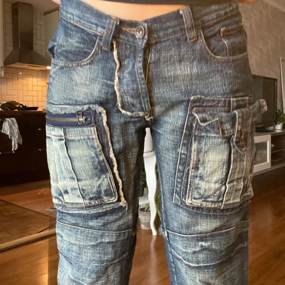 Svin coola unika jeans, använda men ser ut som nya. . Jeans & Byxor.