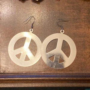 örhängen  - skitgulliga peaceörhängen :) 