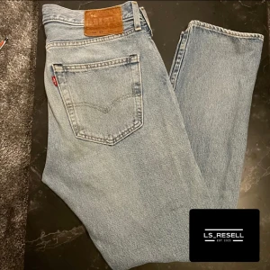 Blå Levis 501 - Säljer dessa Levis 501 i schysst ljusblå färg. De är slimfit, sitter likt replay anbass. Nypriset är 1200kr, mitt pris 399kr. Hör av dig om det är något