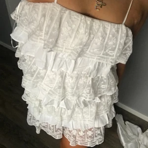 Vit klänning zara - Så fin och i väldigt bra skick. Sååå fin men lite tight på mig, storlek M men skulle säga att den passar en S🥰