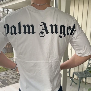 Palm angels t shirt - Vet ej om den är äkta men ja tror det