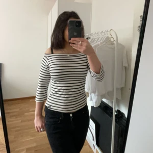 Trekvarts rämnad randig tröja 🤍🖤 - Tröja som är köpt för länge sen men kom aldrig till användning och har blivit för liten, passar bra till allt! 