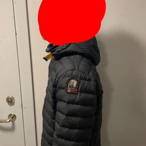 parajumper jacka  - säljer denna för jag har växt ur den jackan är grym och perfekt för vår och höst kan sälja för 900kr vid snabb affär om det är några frågor skriv privat.