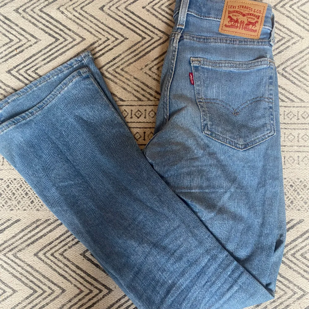 Jag säljer mina Levis jeans pga att dom är för korta för mig (är 165cm) Dom är i bra skick och skriv privat för frågor 🫶🏼. Jeans & Byxor.