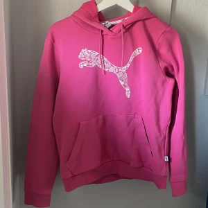Puma hoodie  - Hoodie från puma i strl L från barnavdelningen. Skulle säga att den passar xs/s