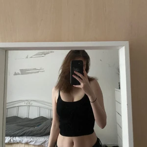 Svart cropped linne  - Aldrig använt, det fastnar lätt damm osv på den