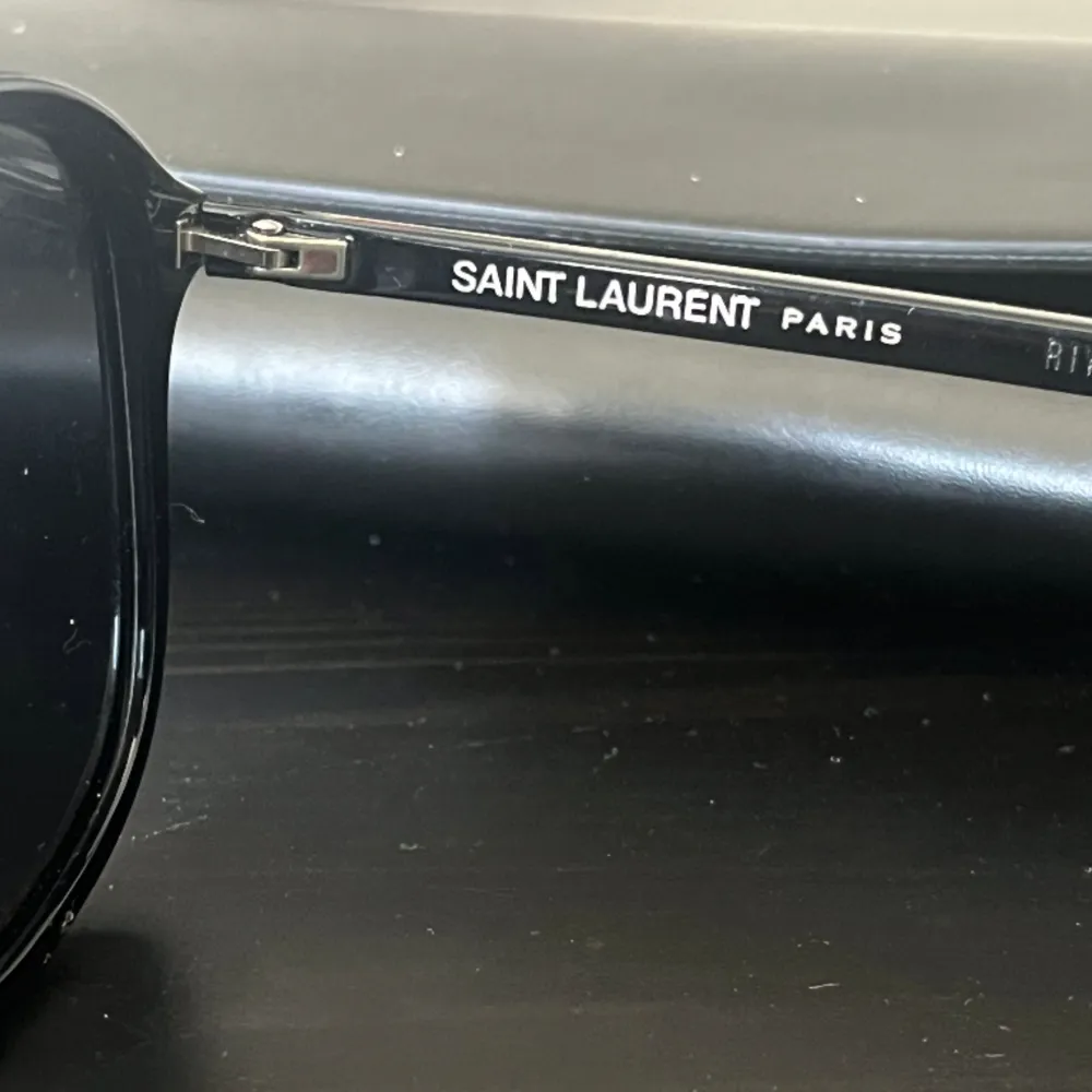 Säljer dessa feta solglasen av märket Saint Laurent. . Accessoarer.