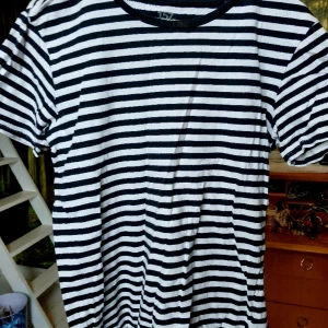 Randig T-shirt  - Randig t-shirt från Lager 157 100 % bomull Stretchigt material