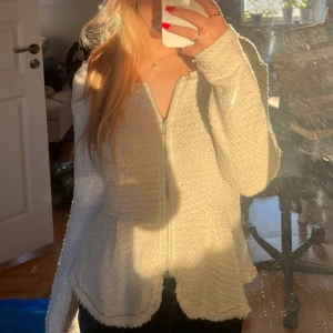 Kofta  - Superfin stickad kofta som passar till allt. 