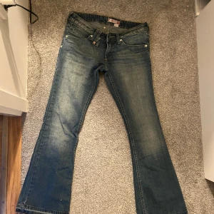 Jeans  - Blå jeans. Bootcut och lowwaist. Skulle gjort allt för att behålla dem. Men dem är tyvärr för små. 