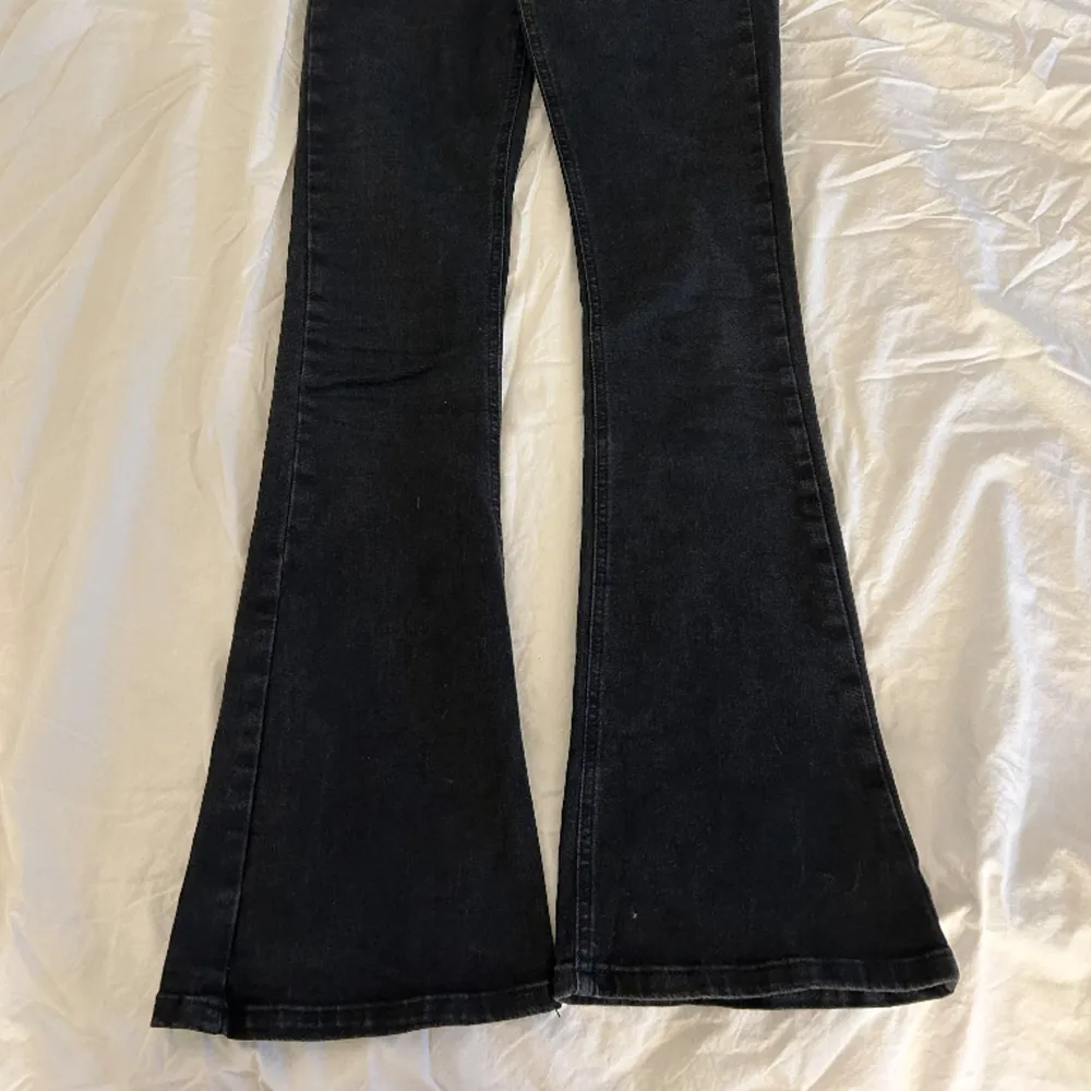 Lågmidjade bootcut jeans från Gina tricot inga defekter utan är bara förkorta på mig💓💓pris kan alltid diskuteras . Jeans & Byxor.