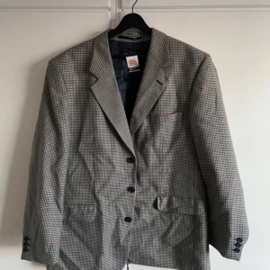 Kavaj - Så otroligt fin men tyvärr för stor för mig. Köpt på 2nd hand affär.