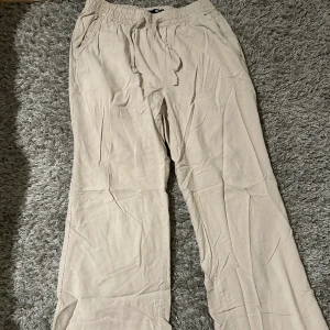 Linnebyxor  - Linnebyxor från lager 157, sällan använt 🩷 innerben: 70  midja: 36