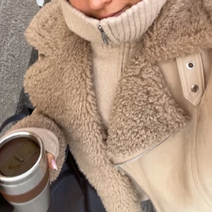 Jacka -  Skitsnygg aviatorjacka som tyvärr inte kommer till användning på mig :( har strl XL för att ha den oversized även över en tjocktröja, så passar S-XL beroende på vilken passform man vill ha 