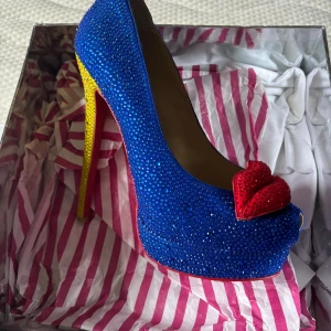 Kandee Klackar - Klackskor från Kandee Använd ett fåtal gånger Modell carnival och färg blå Storlek 39 Nypris ca 2000kr