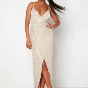 Balklänning - Glittrig balklänning från bubbleroom Använd en gång Storlek 36 Nypris 1000kr 